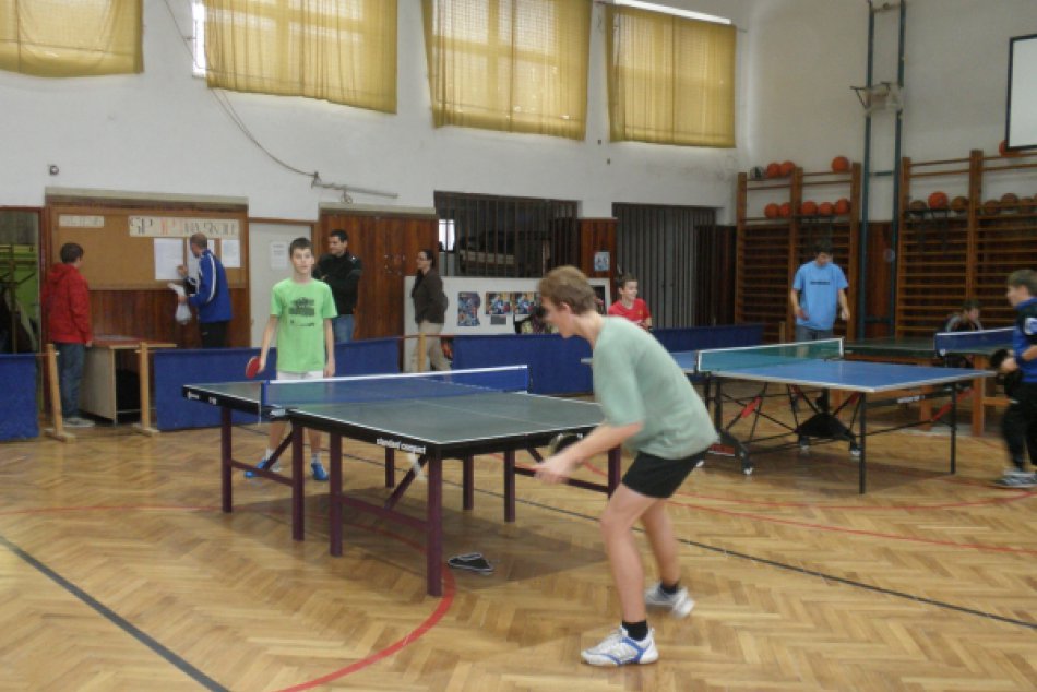 stolny tenis